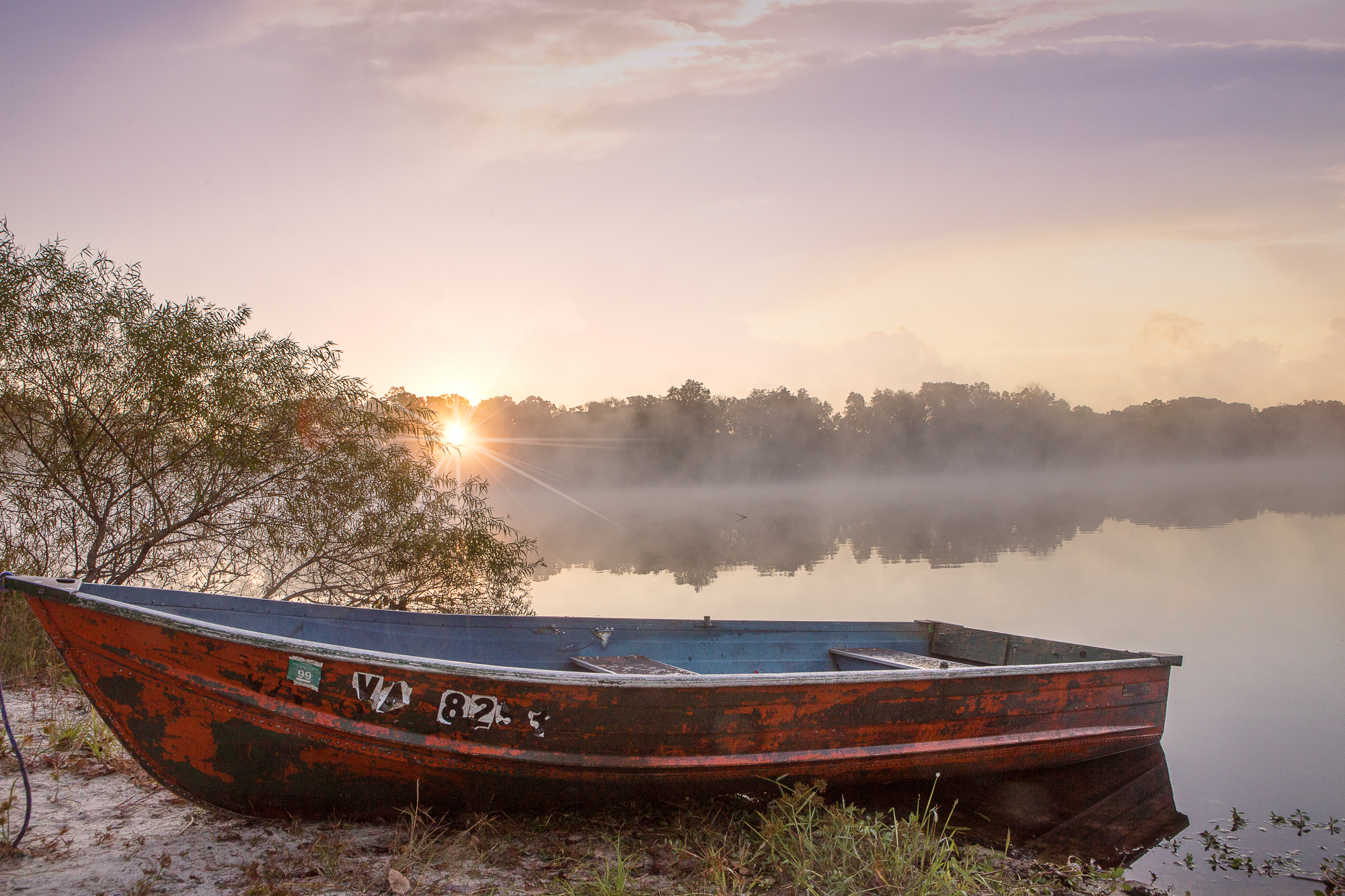 Morning mist on the lake thumbnail