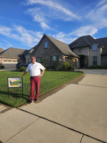 May Yard of the Month Winner - 1015 Green Wood thumbnail