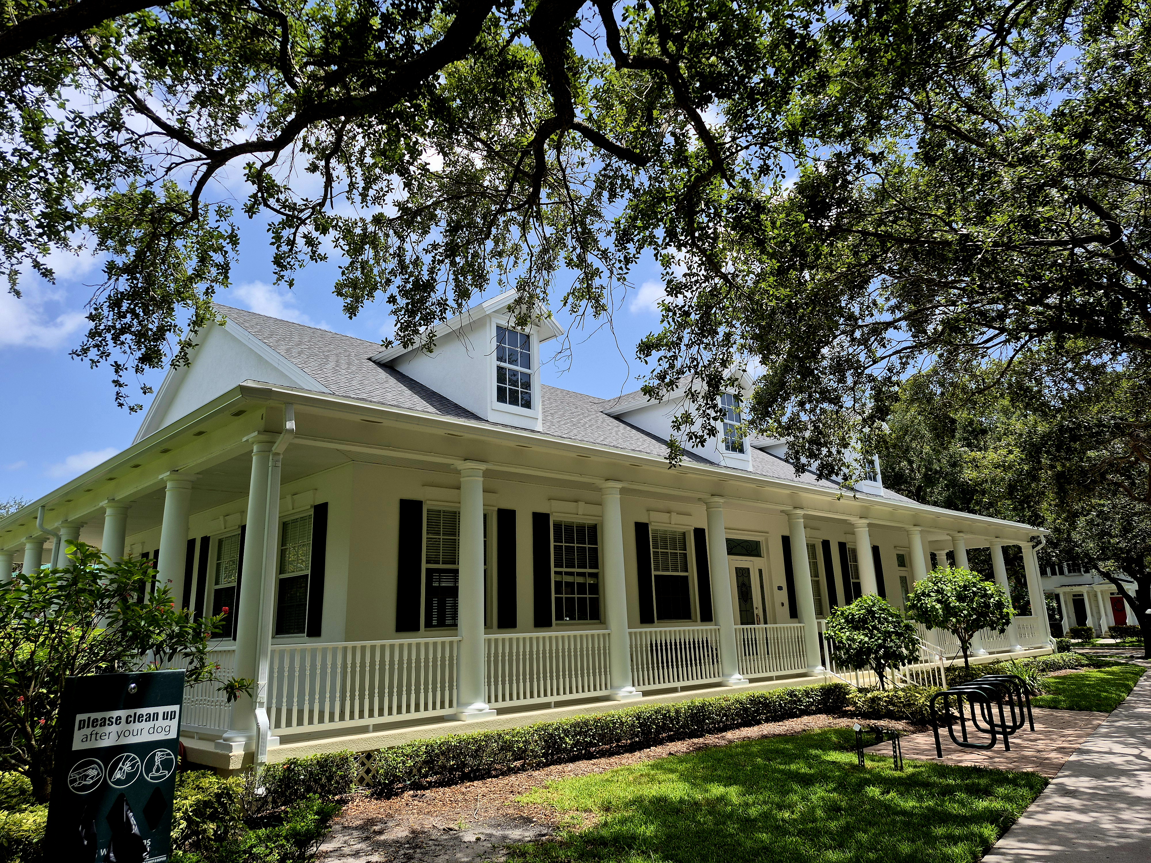 South clubhouse front entrance thumbnail